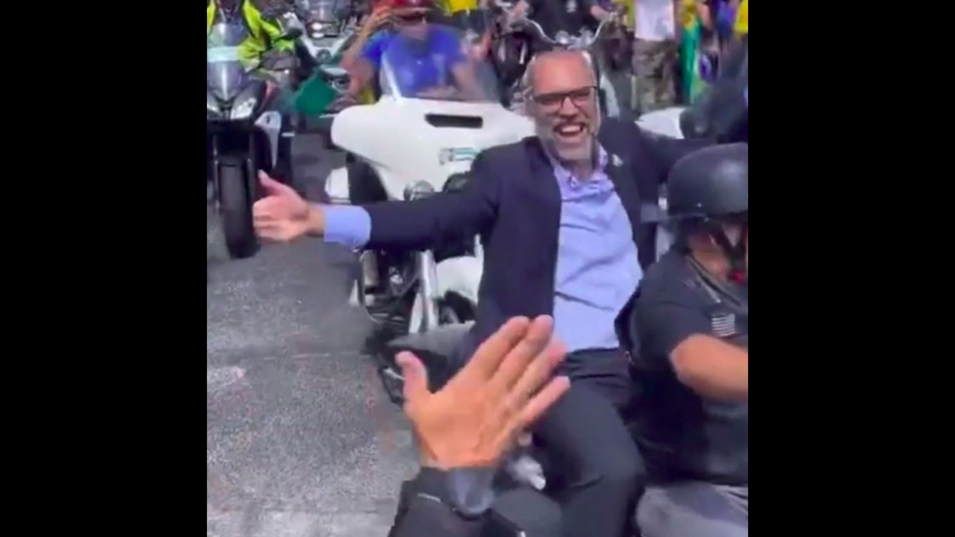 VÍDEO: Allan dos Santos zomba de Moraes em motociata nos EUA