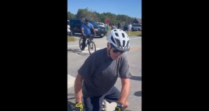 VÍDEO: Biden leva tombo de bike durante passeio em Delaware