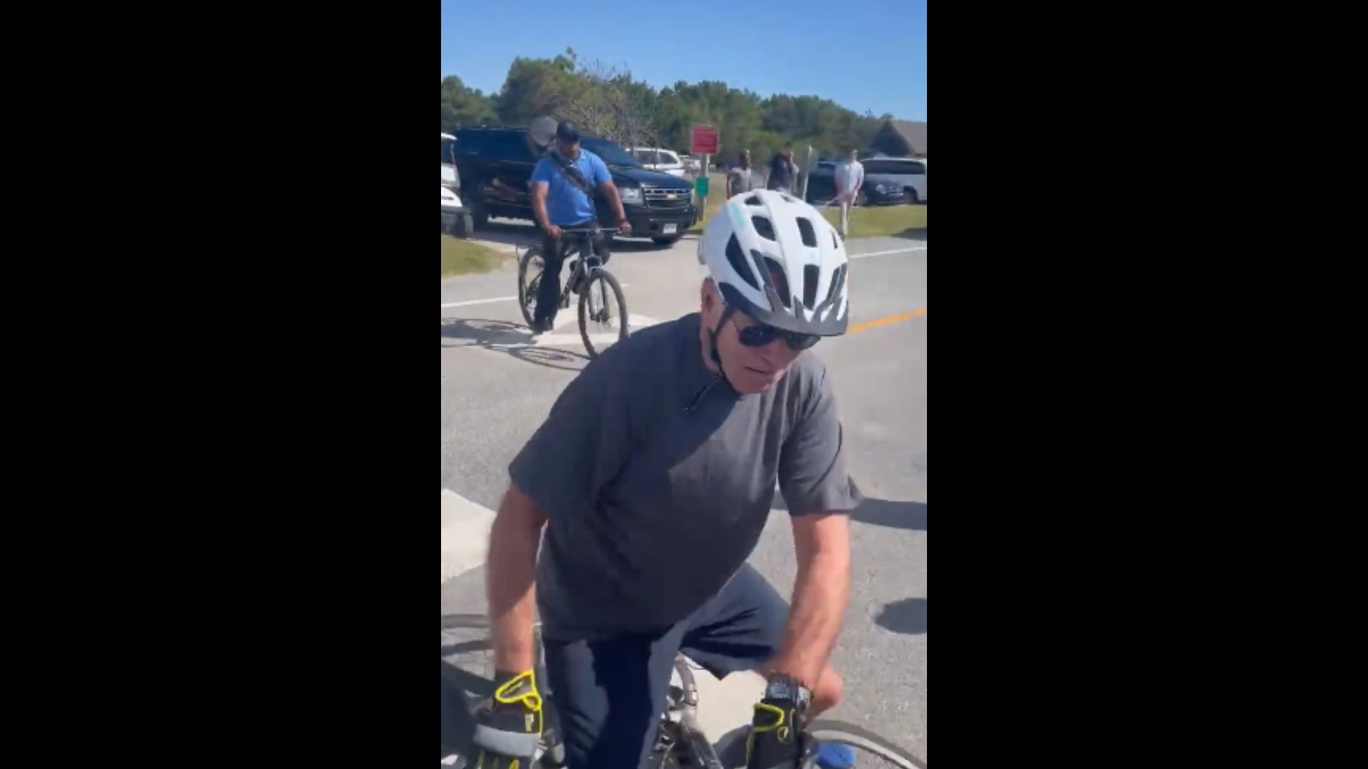 VÍDEO: Biden leva tombo de bike durante passeio em Delaware