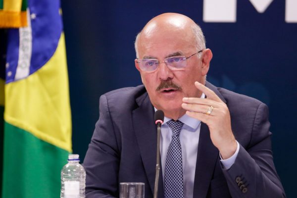 PF quer saber se Bolsonaro interferiu na investigação sobre Milton Ribeiro