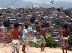 Crianças na favela