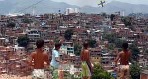 Crianças na favela