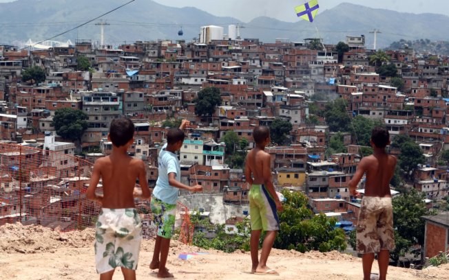 Crianças na favela