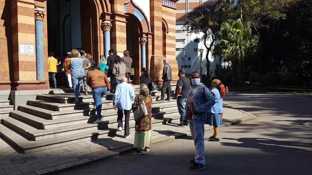 Igrejas perdem membros e doações caem