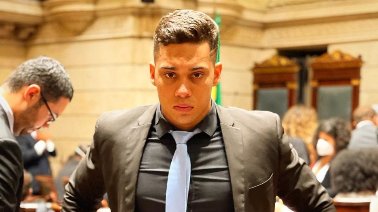 Gabriel Monteiro de terno e camisa escuros, com expressão séria