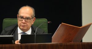 Gilmar Mendes de óculos, na bancada, com expressão séria