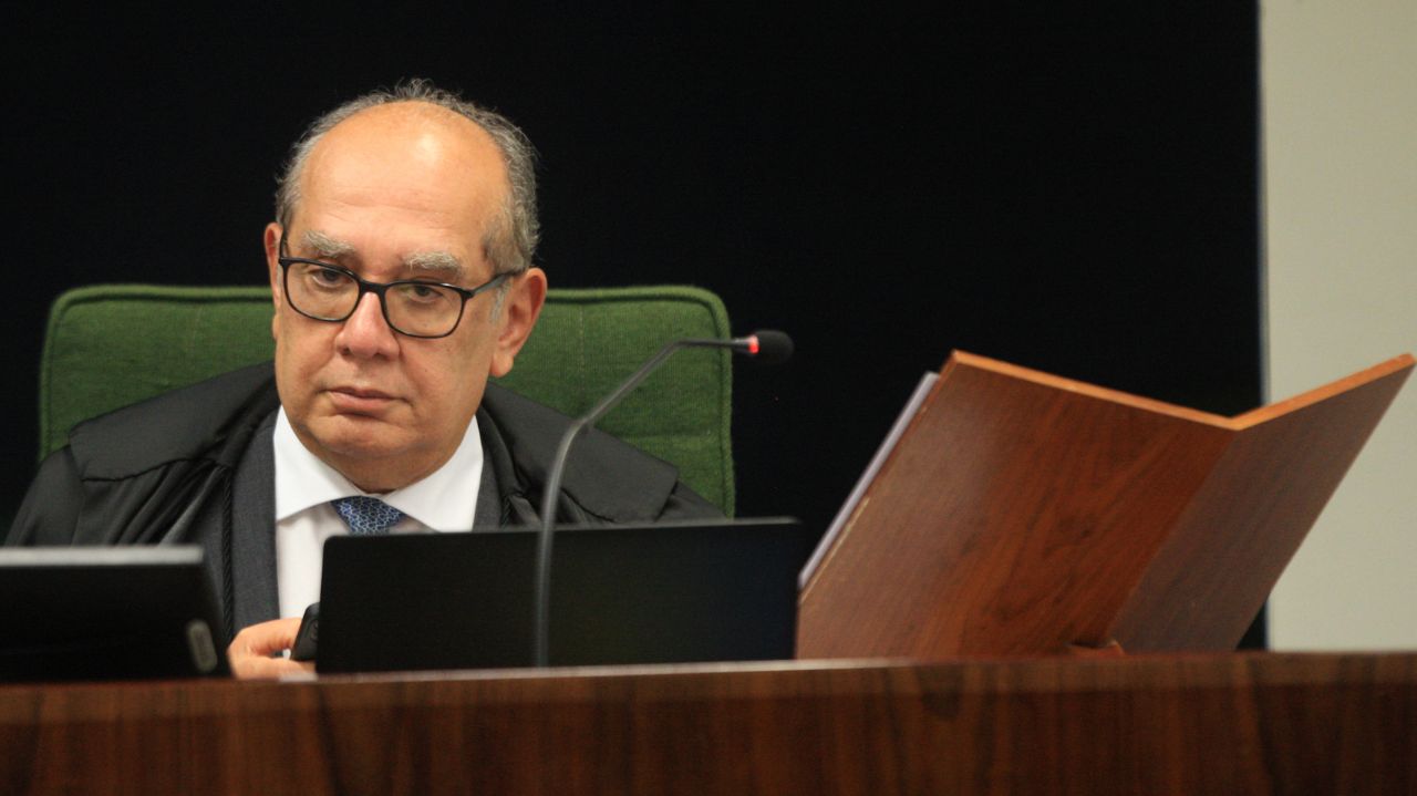 Gilmar Mendes de óculos, na bancada, com expressão séria