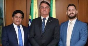 Gilmar Santos, Jair Bolsonaro e Wesley Costa de Jesus posando lado a lado