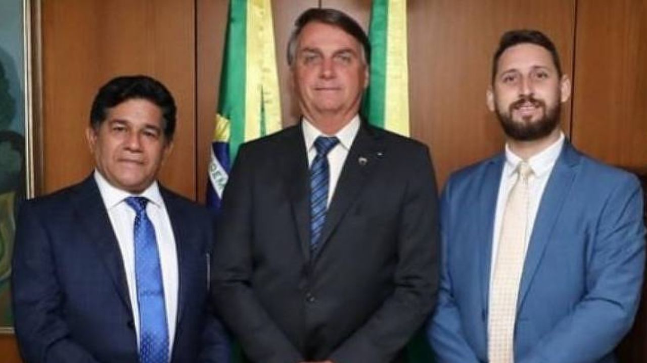 Gilmar Santos, Jair Bolsonaro e Wesley Costa de Jesus posando lado a lado