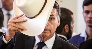 Fora da agência oficial, Bolsonaro participa de festa junina do Éxercito