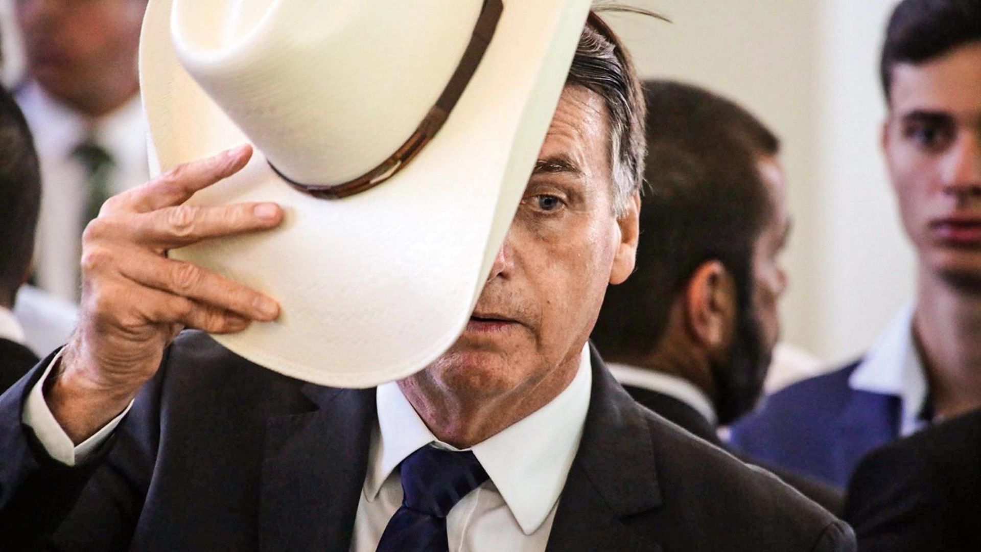 Fora da agência oficial, Bolsonaro participa de festa junina do Éxercito