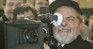 Lula segurando uma câmera de cinema