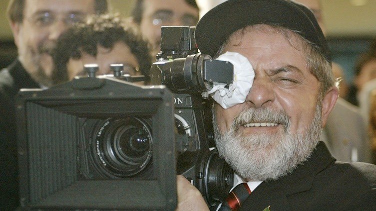 Lula segurando uma câmera de cinema