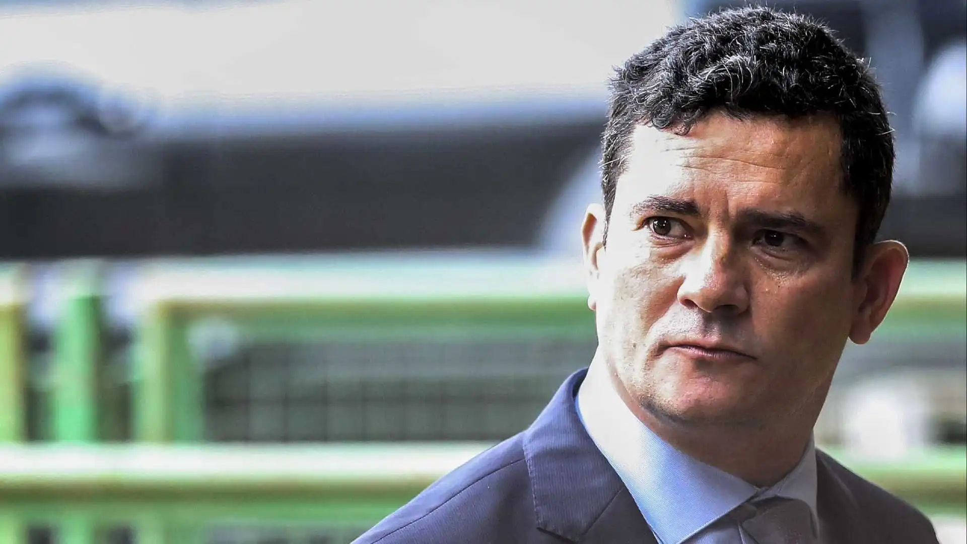Sérgio Moro em pé