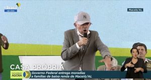 Pai de Arthur Lira xinga plateia em ato com Bolsonaro