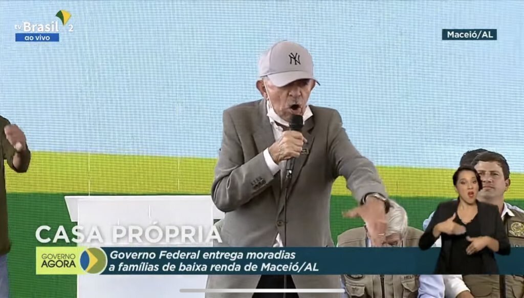 Pai de Arthur Lira xinga plateia em ato com Bolsonaro