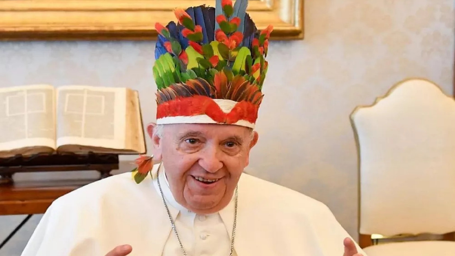 Papa Francisco com cocar
