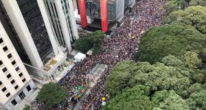 Parada LGBTQIA+ tem multidão e gritos de "Fora Bolsonaro"