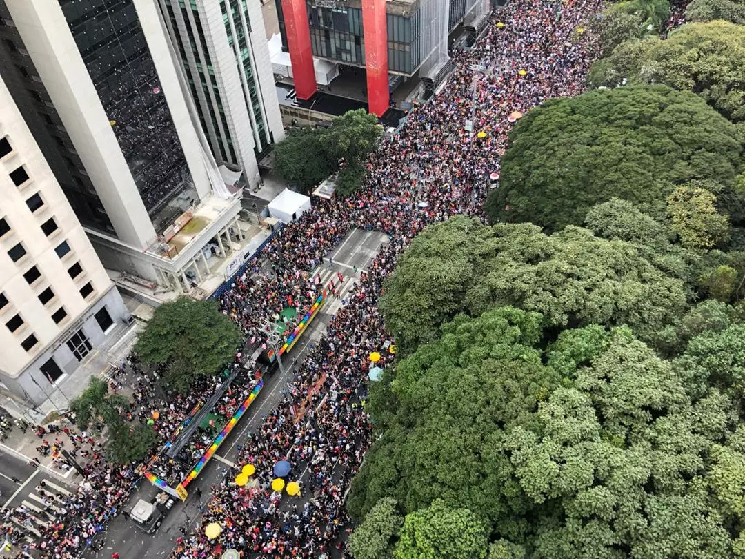Parada LGBTQIA+ tem multidão e gritos de "Fora Bolsonaro"
