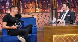 Leo Dias e Danilo Gentili sentados no cenário do The Noite