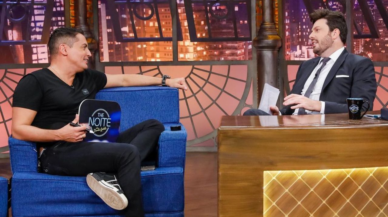 Leo Dias e Danilo Gentili sentados no cenário do The Noite
