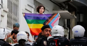 Manifestante LGBTQIA+ protesta contra polícia de Istambul