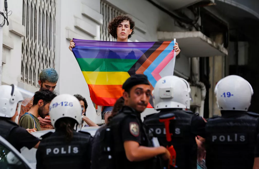 Manifestante LGBTQIA+ protesta contra polícia de Istambul
