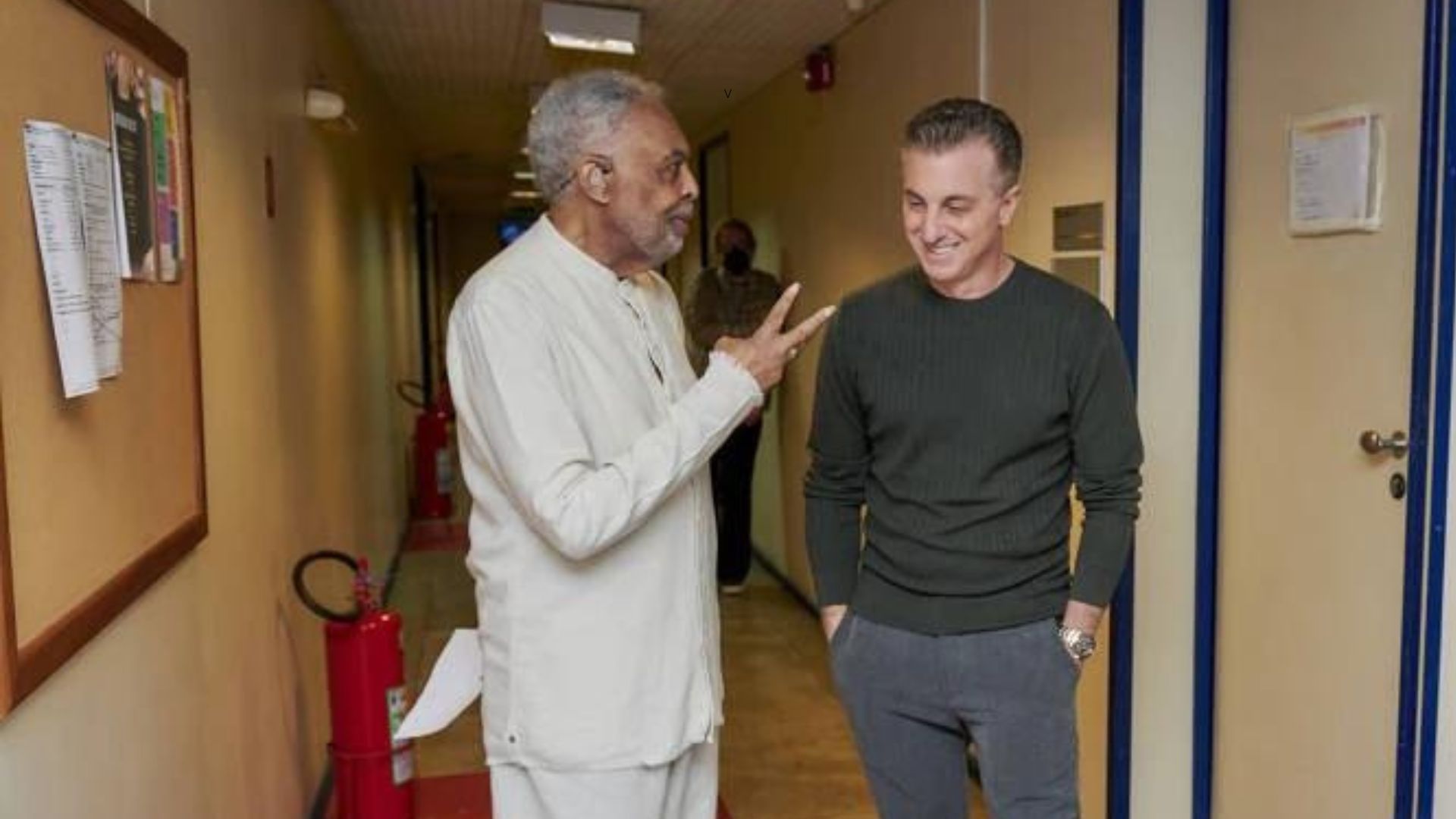 Luciano Huck corta fala de Gilberto Gil sobre ditadura e é detonado nas redes