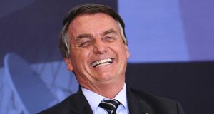 Jair Bolsonaro rindo