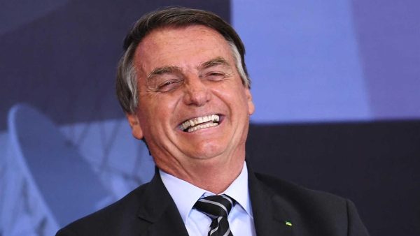 Jair Bolsonaro rindo