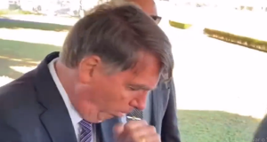 Bolsonaro diz que está com "gripe" horas antes de encontro com embaixadores