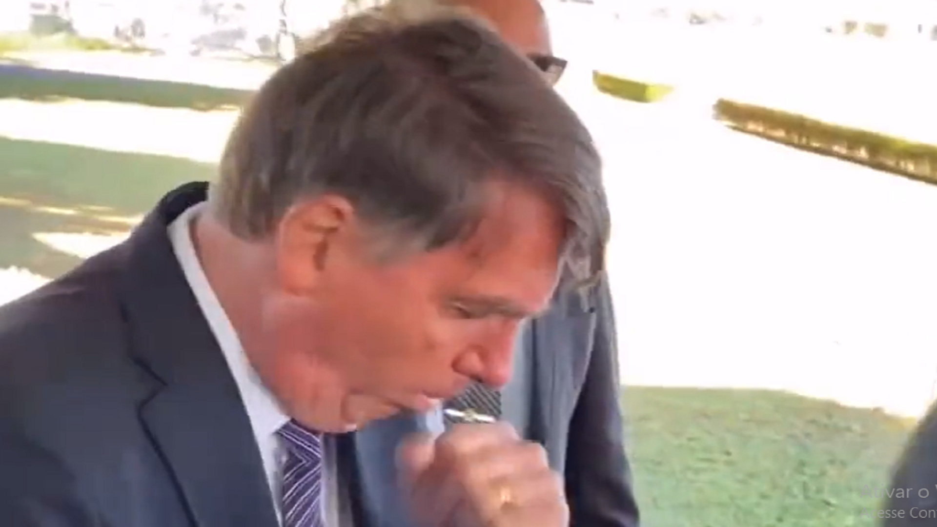 Bolsonaro diz que está com "gripe" horas antes de encontro com embaixadores 