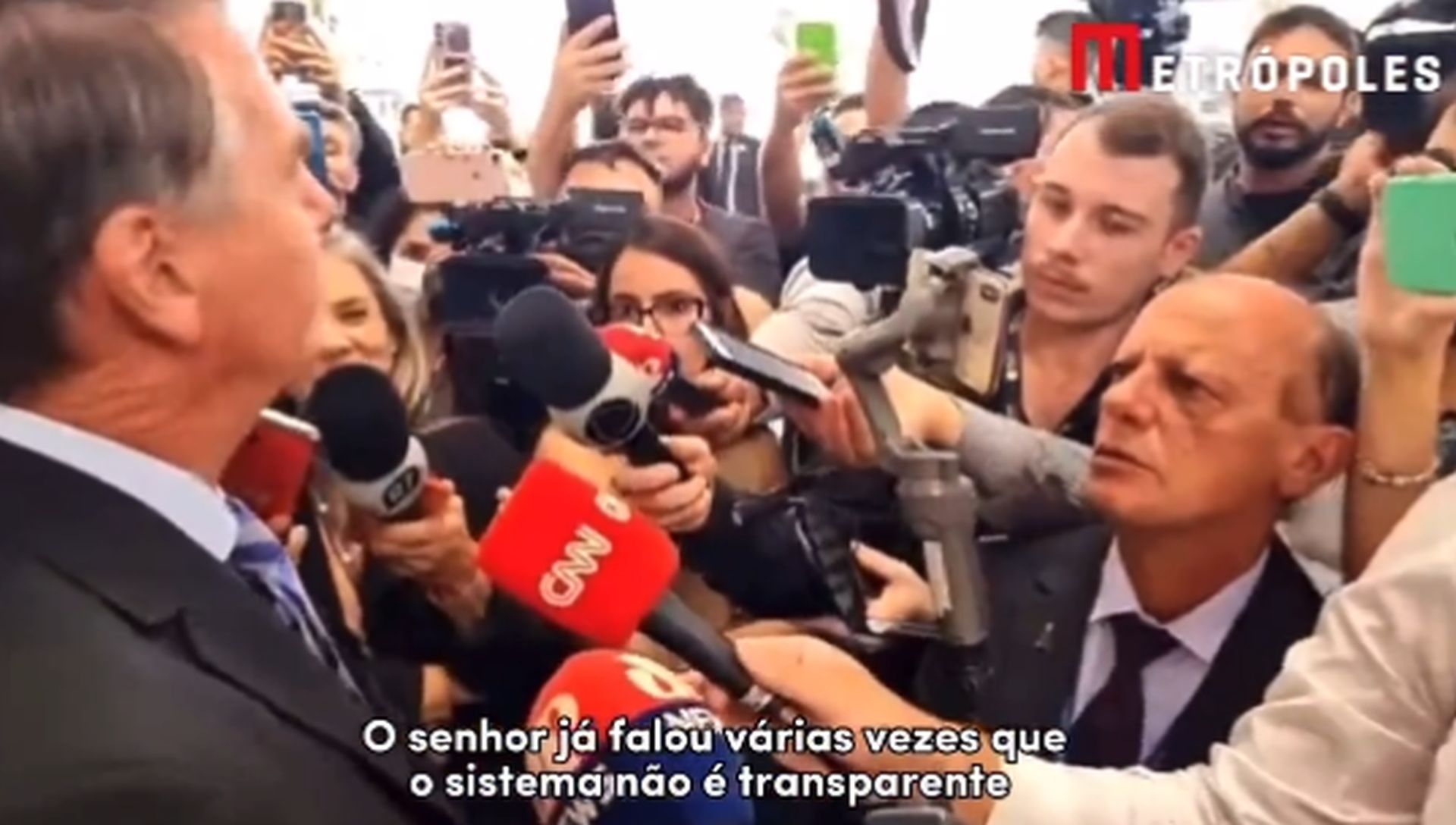 Repórter pergunta se Bolsonaro vai entregar a faixa após eleições e ele fala em "inquérito"