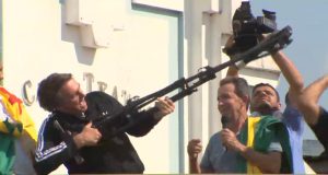 “Fuzilar a petralhada”: Professora da FGV diz na Folha que Bolsonaro não faz “discurso de ódio”