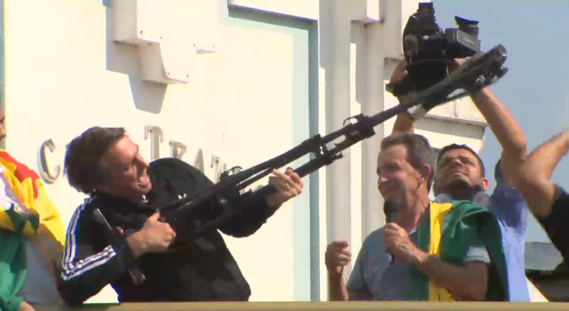 “Fuzilar a petralhada”: Professora da FGV diz na Folha que Bolsonaro não faz “discurso de ódio”