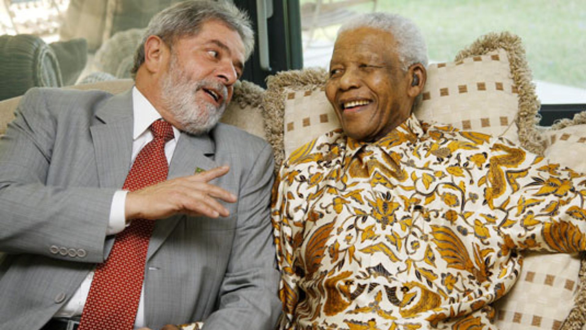 No aniversário de 104 anos de Nelson Mandela, Lula homenageia o ativista