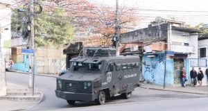 Complexo do Alemão inicia manhã com troca de tiros e carros blindados nas ruas, relatam moradores