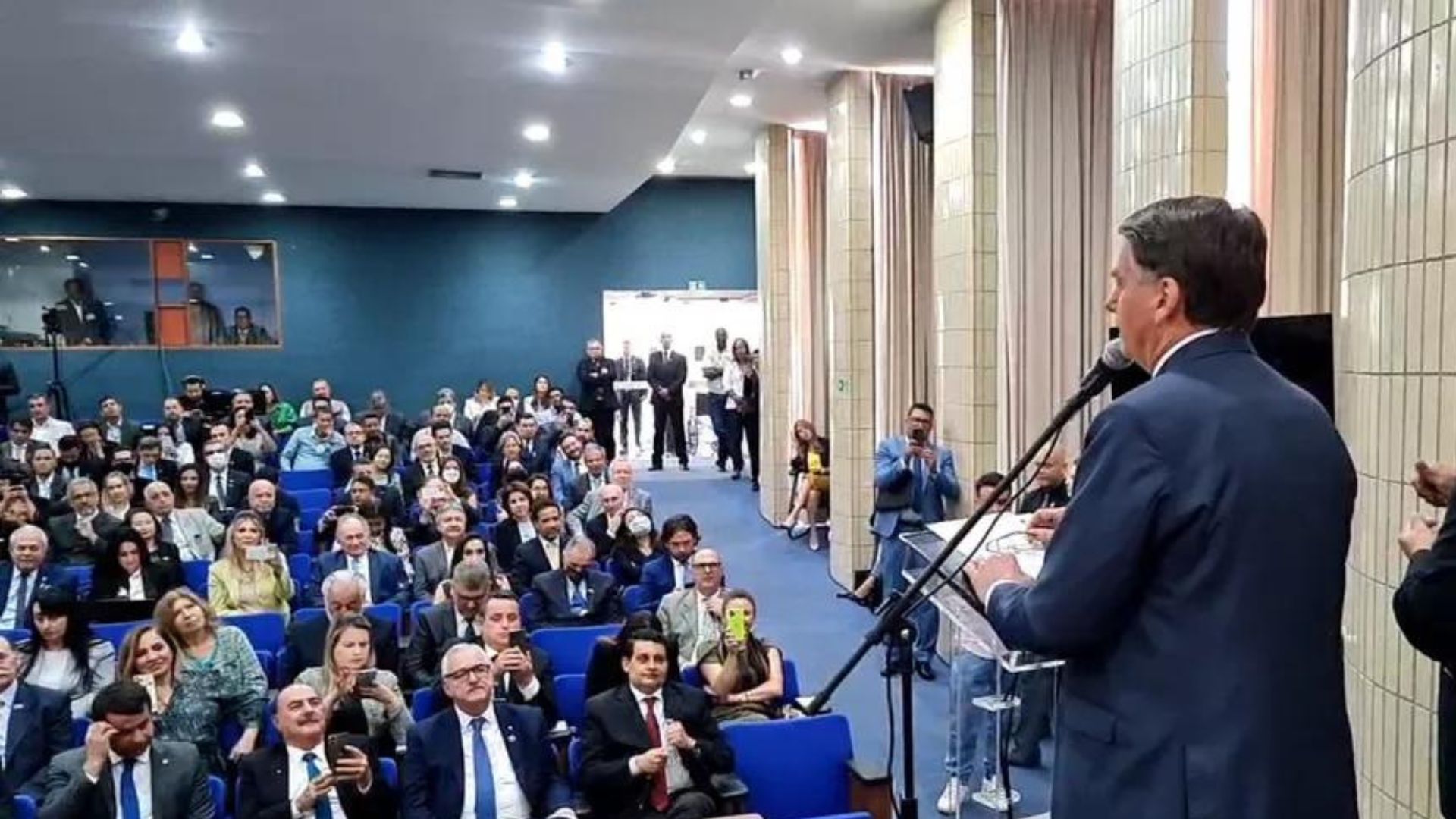 Médicos lançam manifesto contra Conselho de Medicina após visita de Bolsonaro à entidade