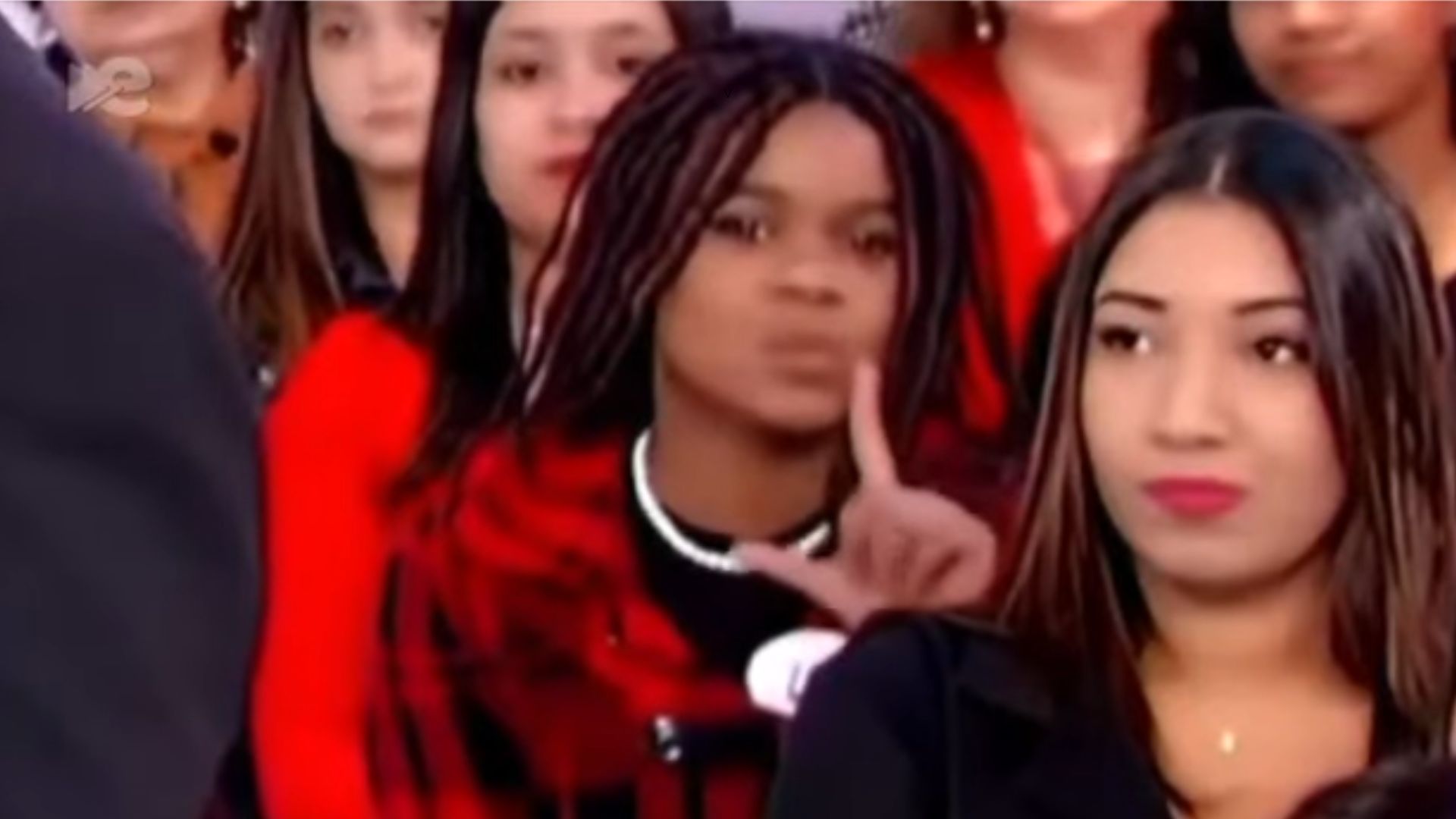 Menina do "L" de Lula é alvo de racismo após viralizar nas redes sociais