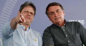 Incomodado, Bolsonaro não cita Tarcísio Freitas em discurso na Macha para Jesus em SP