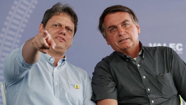 Incomodado, Bolsonaro não cita Tarcísio Freitas em discurso na Macha para Jesus em SP