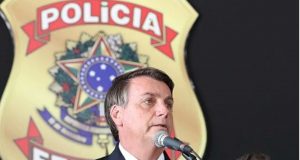 Assessor de Bolsonaro confessa: "Ele está recebendo informe de inteligência da PF"