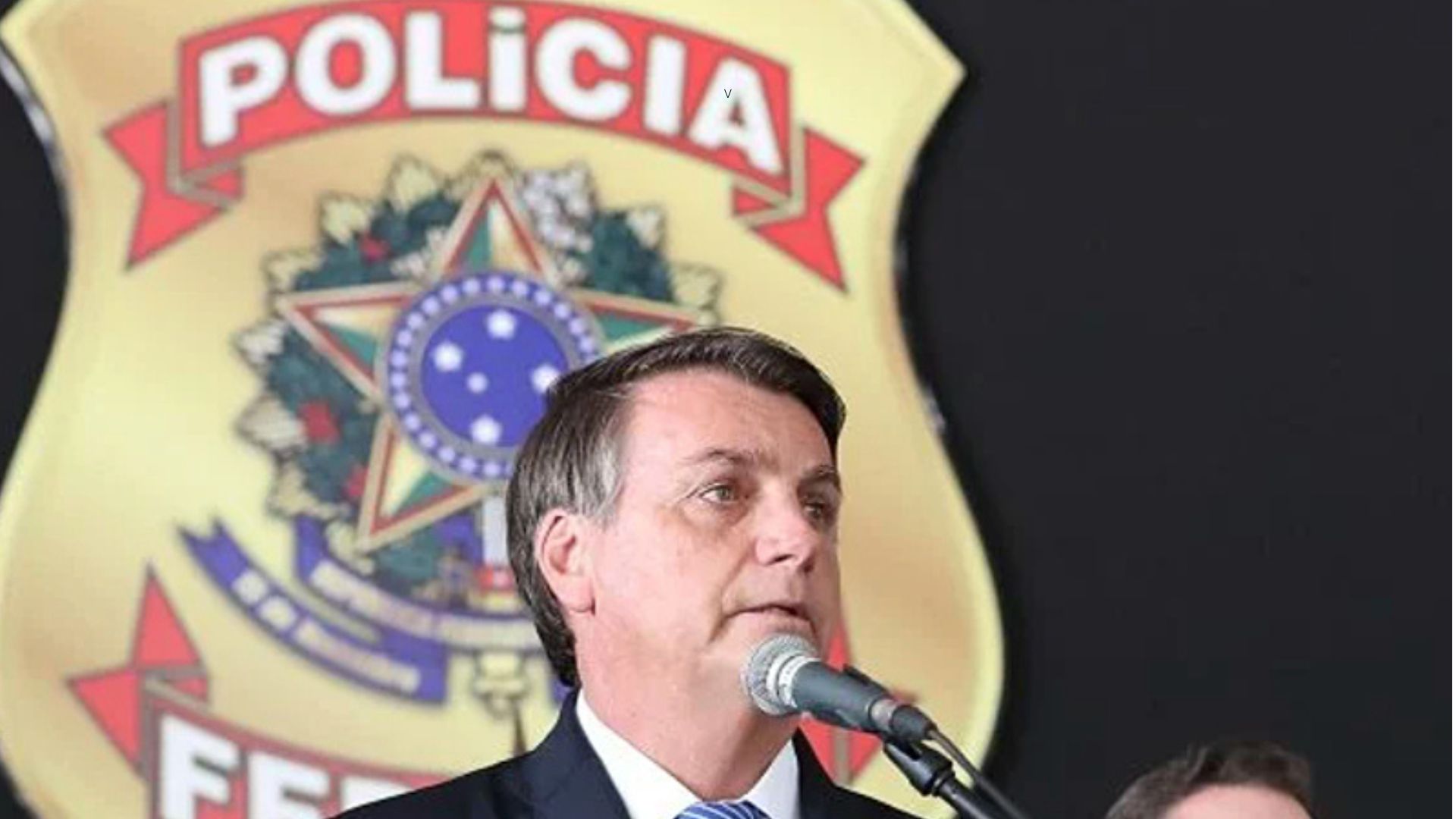 Assessor de Bolsonaro confessa: "Ele está recebendo informe de inteligência da PF"