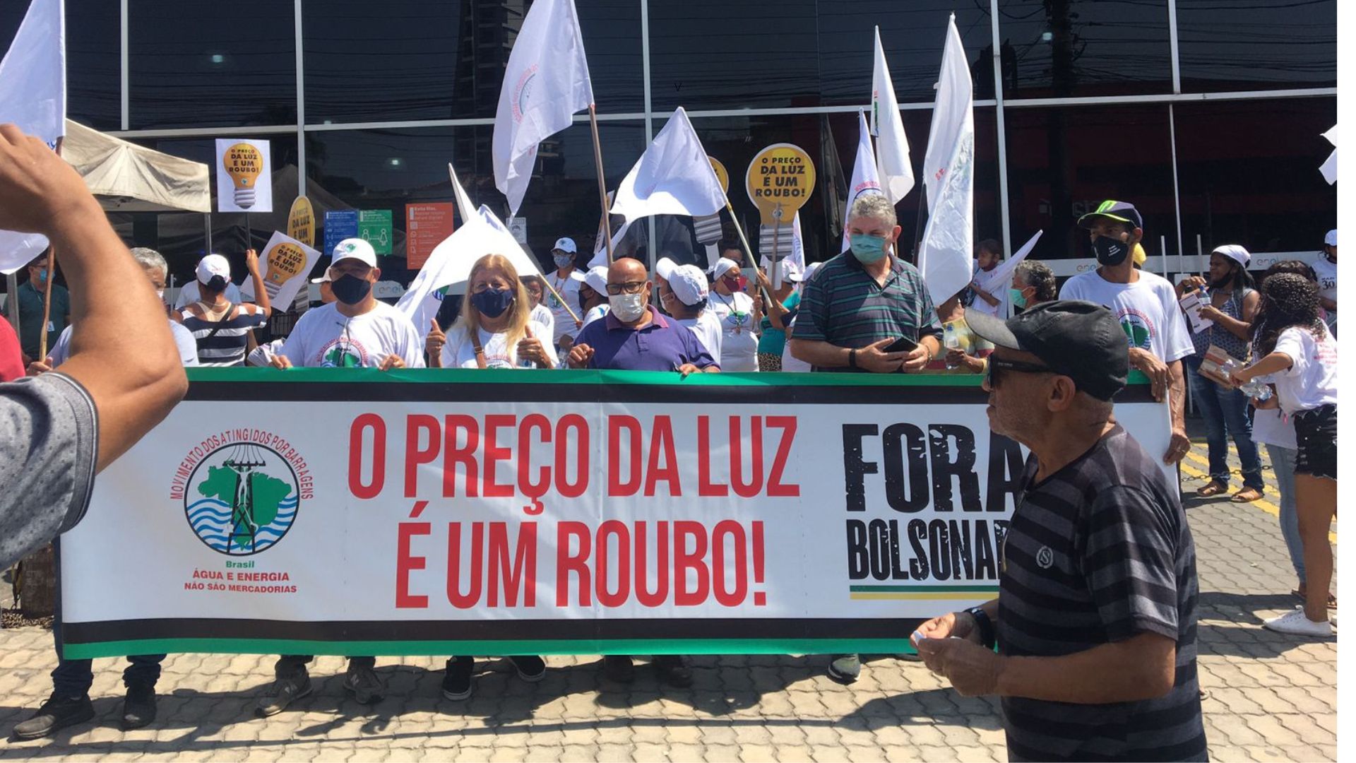 Brasileiros renegociam dívidas de serviços básicos por falta de dinheiro