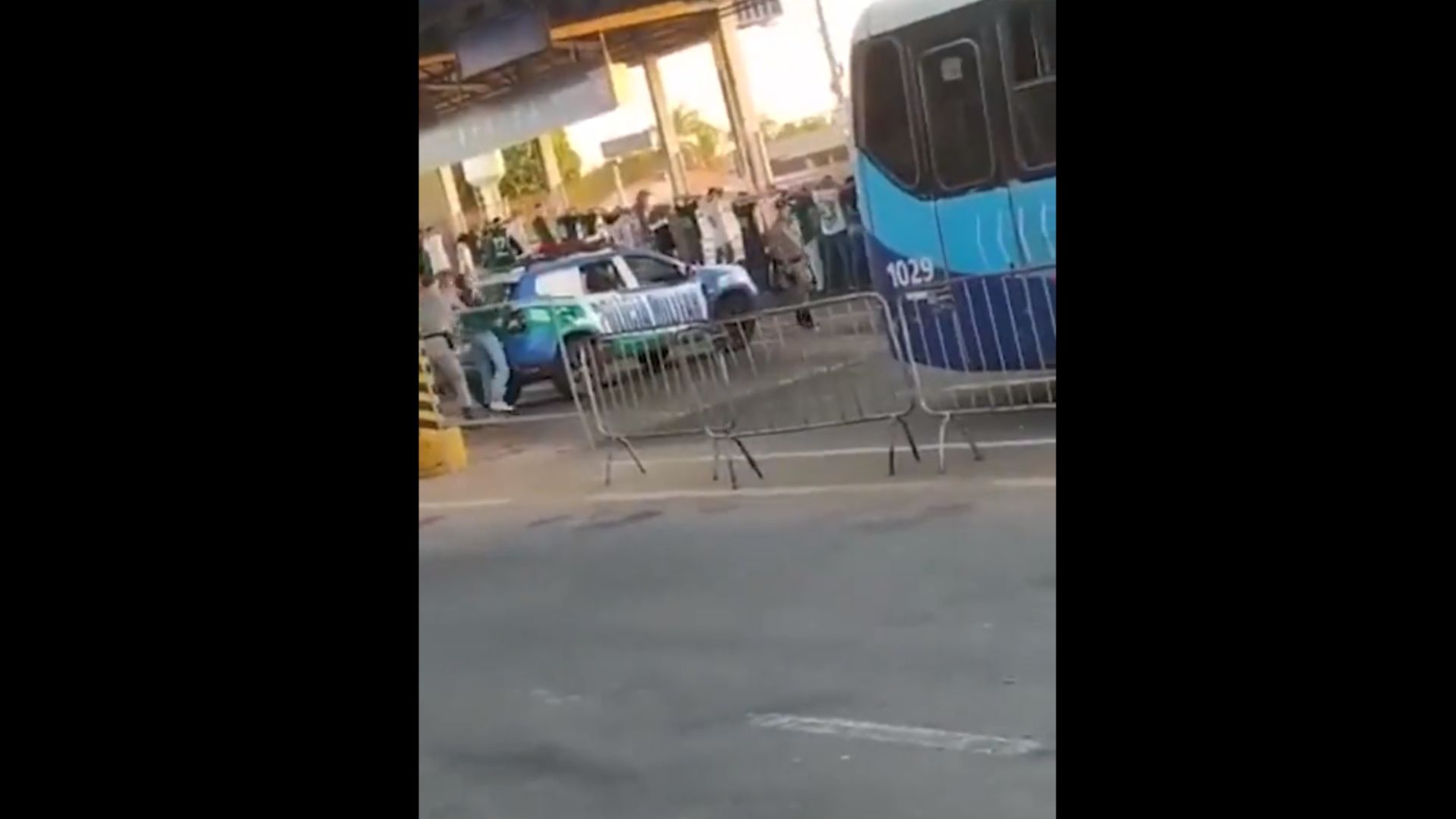 VÍDEO: PM quebra vidro de viatura com rosto de um torcedor do Goiás, em Goiania