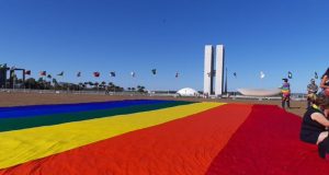 VÍDEO: Na parada LGBTQIA+ em Brasília multidão grita "Ei Bolsonaro vai tomar no c*"