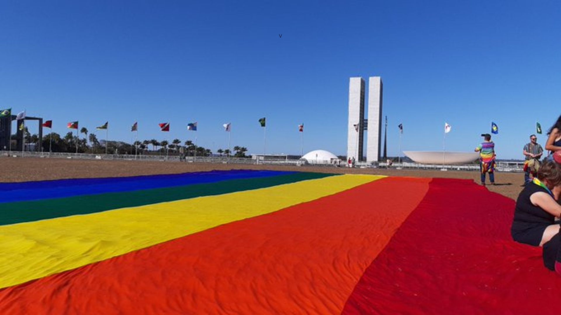 VÍDEO: Na parada LGBTQIA+ em Brasília multidão grita "Ei Bolsonaro vai tomar no c*"