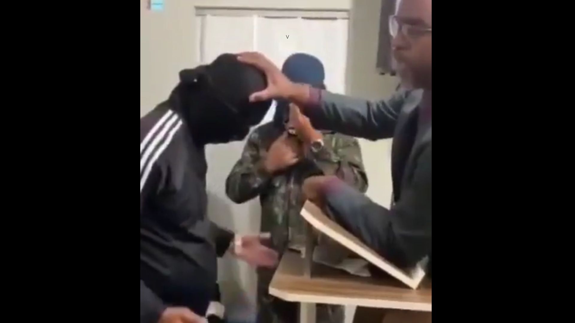 Pastor orando por traficantes