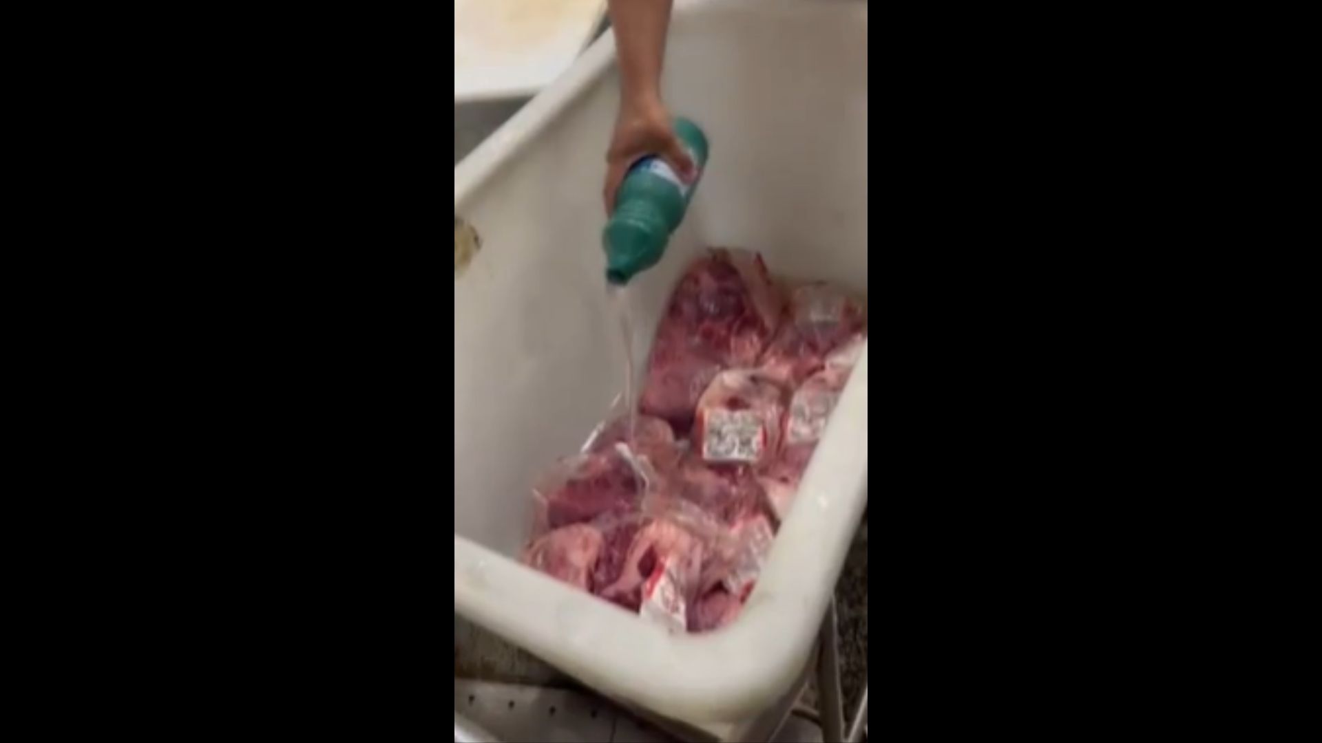Funcionarios jogam cloro em carne apos denuncia