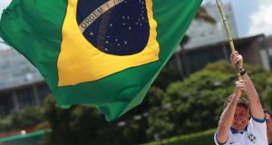 Juíza eleitoral critica uso da bandeira nacional por Bolsonaro